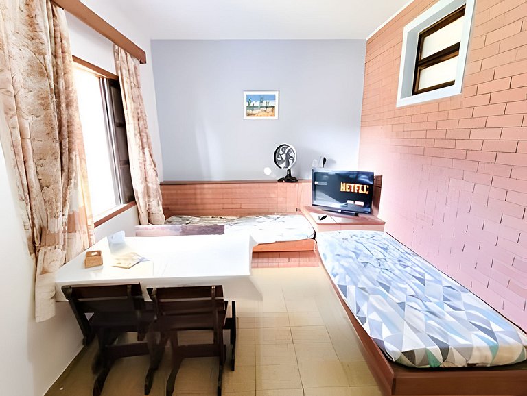 Flat 5 pessoas,pet Friendly, cozinha completa,perto da Praia